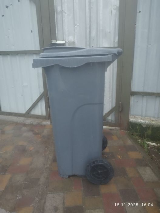 Мусорний бак на 120 літрів