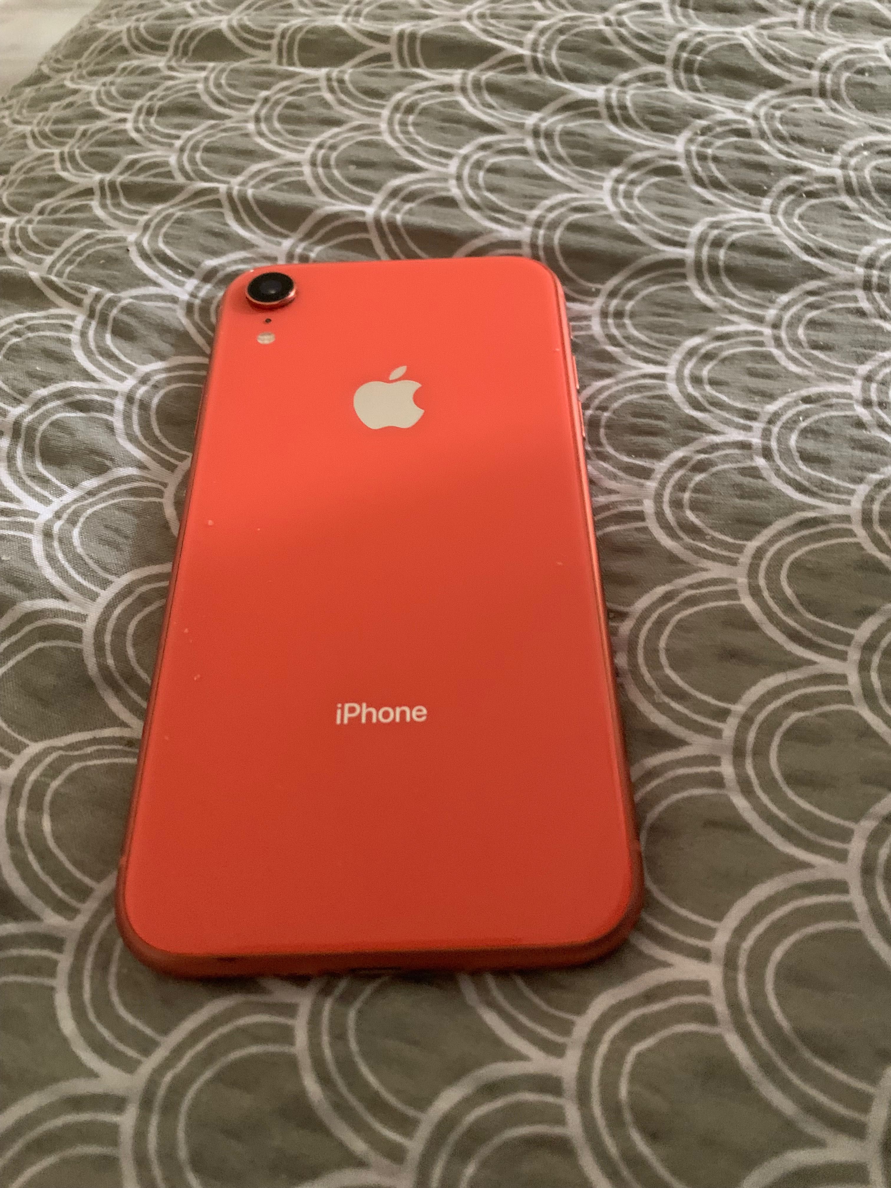 Продам два iPhone XR