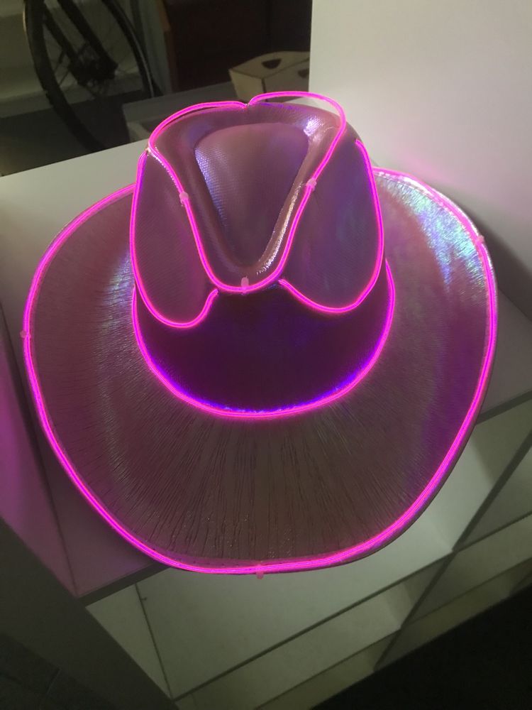 Chapéu de carnaval com luzes