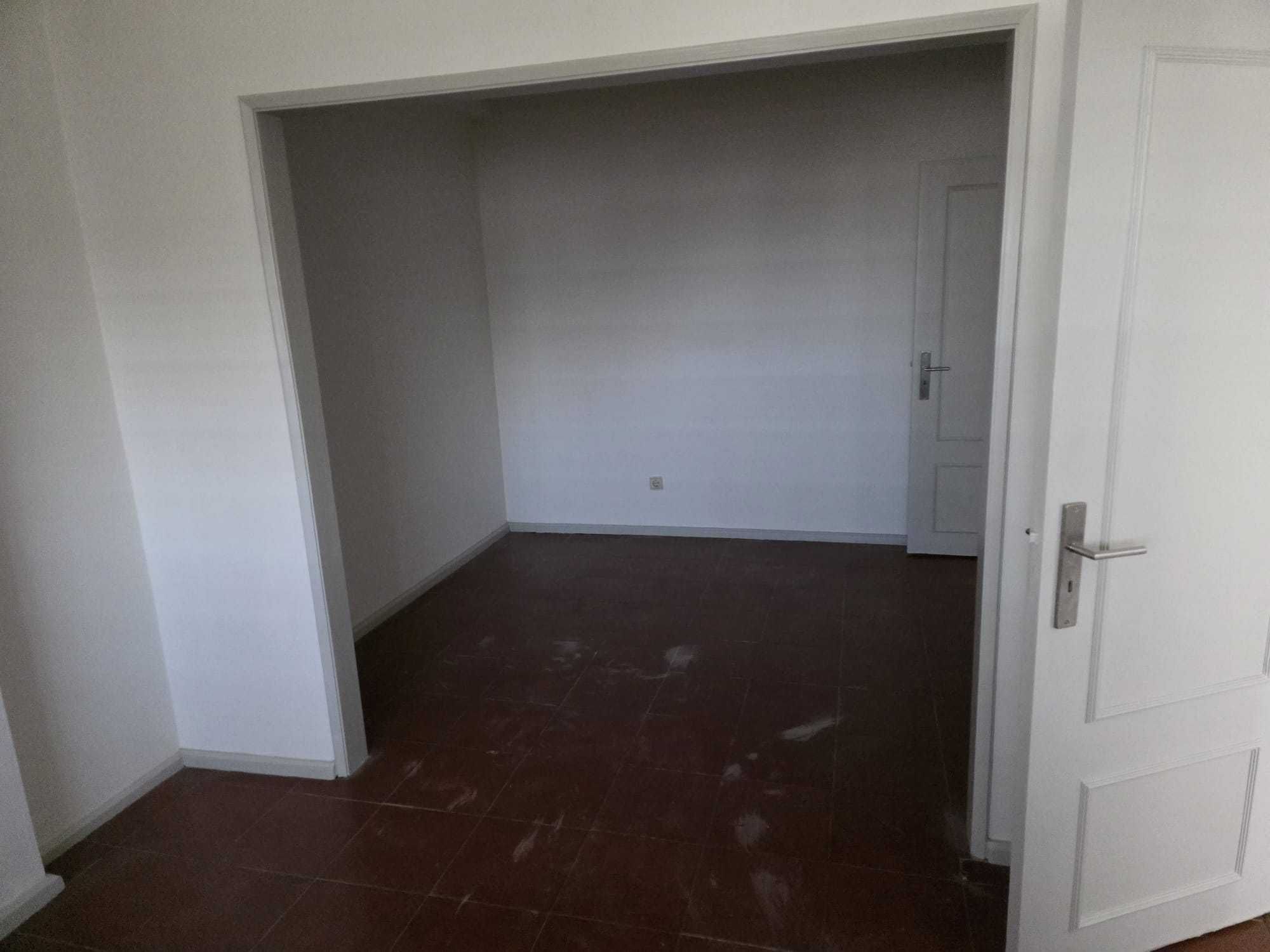 Apartamento T2 + 1 com sotão para Renovar no Centro