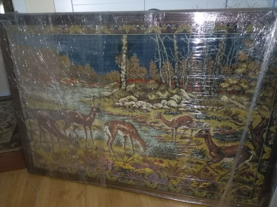 Tapete com moldura em madeira