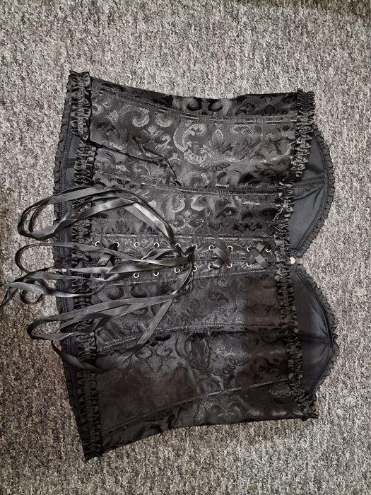 Czarny gorset z falbanką 3XL