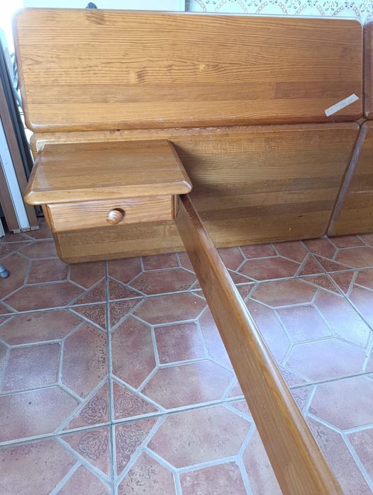 Cama de casal com mesas de cabeceira