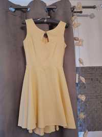 Sukienka z dopasowaną talią w kolorze pastelowy żółty
