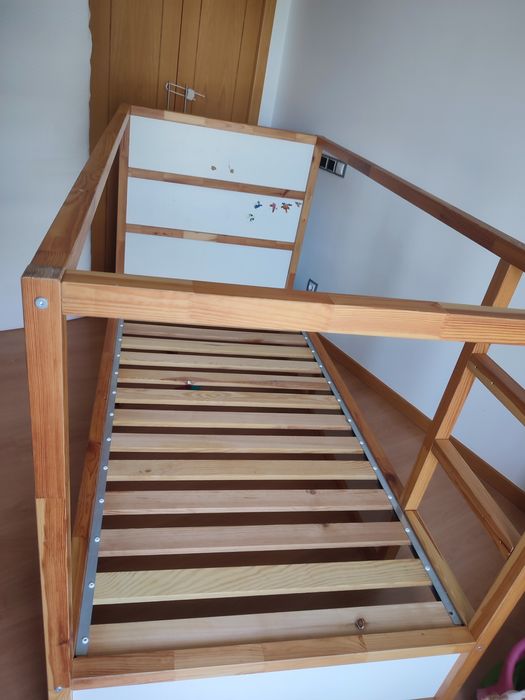 Cama Kura + Colchao Afjall IKEA