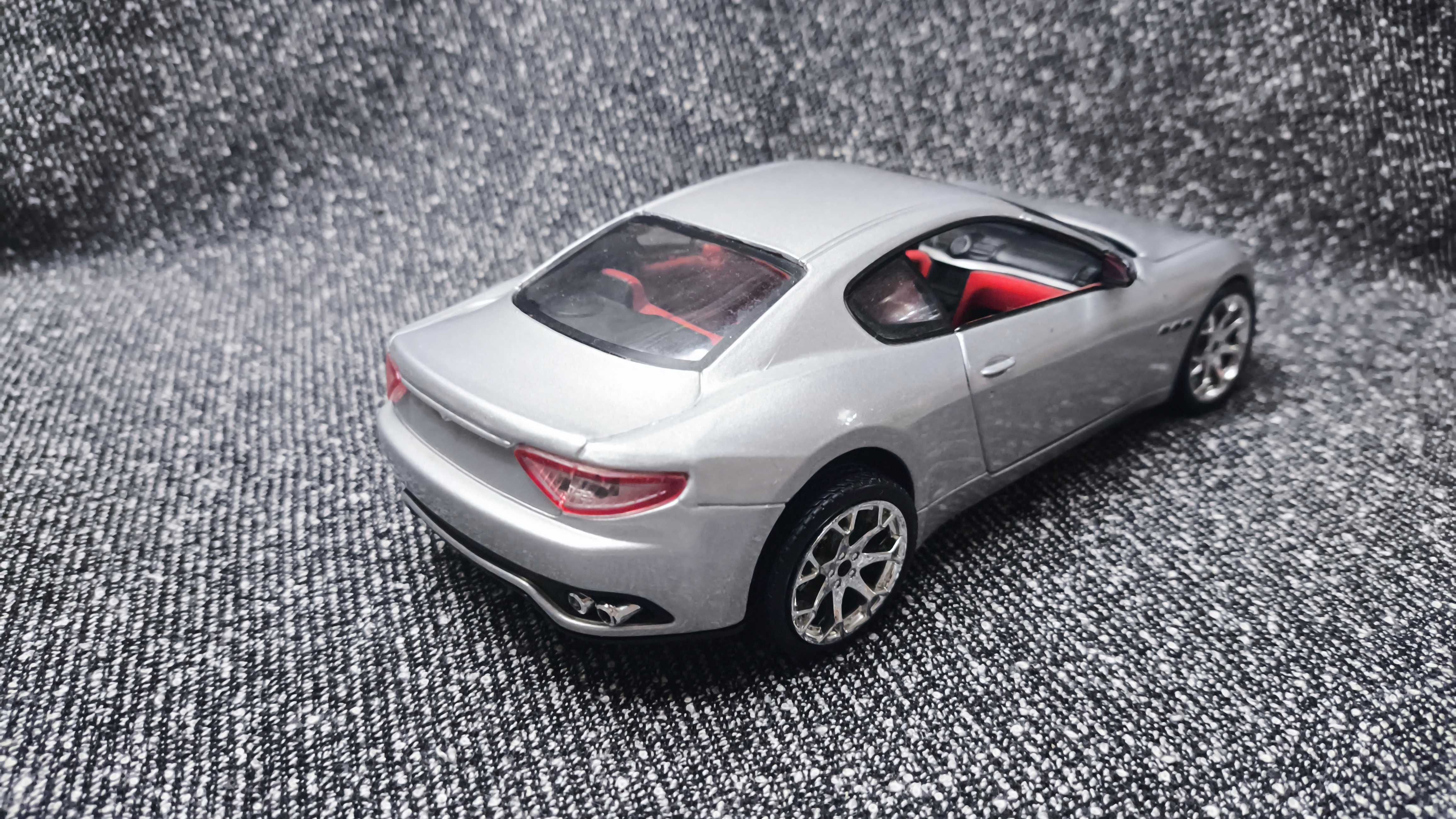 Модель Maserati Gran Turismo масштаб 1:24 Bburago