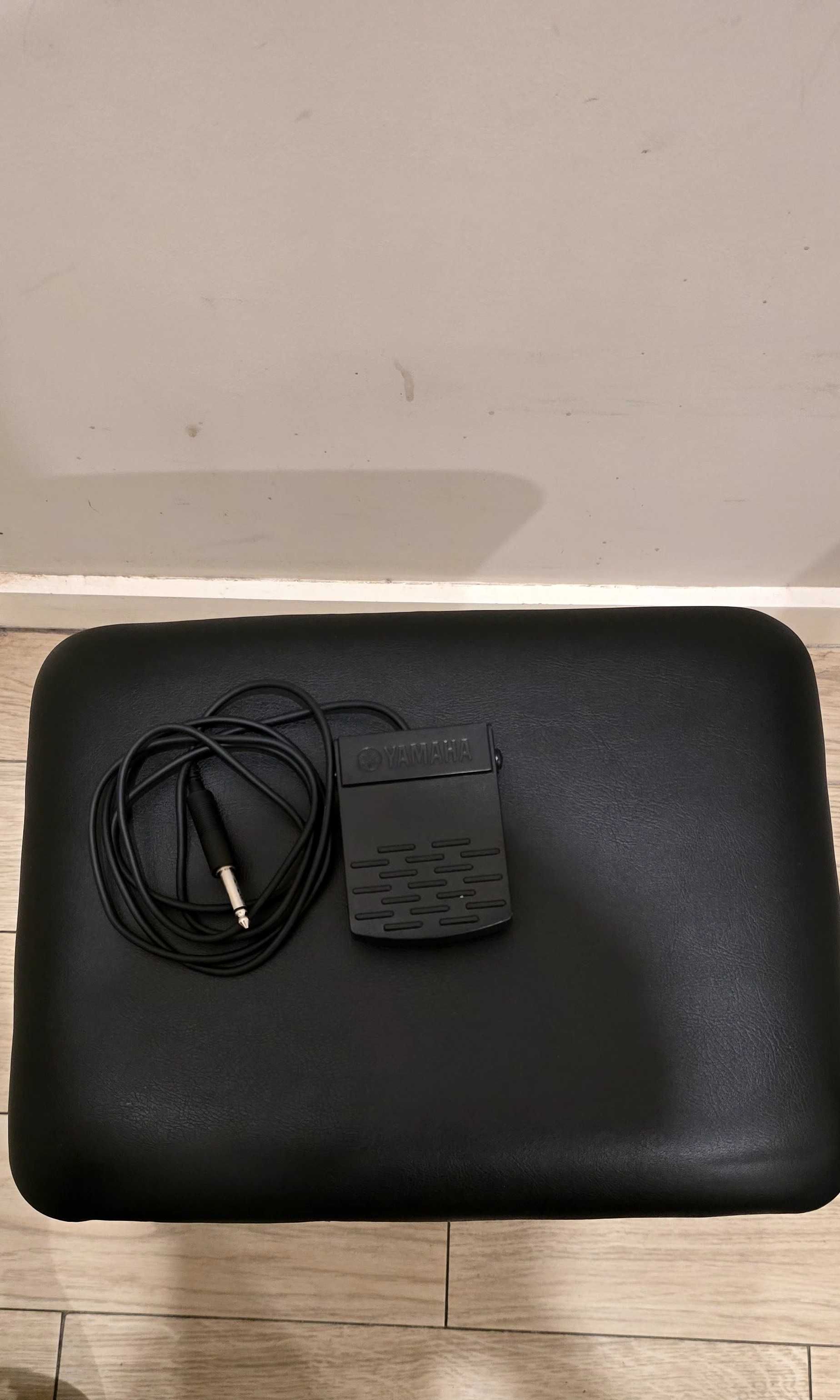Piano Digital Yamaha P-145 com Pedal de Sustentação Yamaha