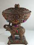 Elefante com taça decorativo