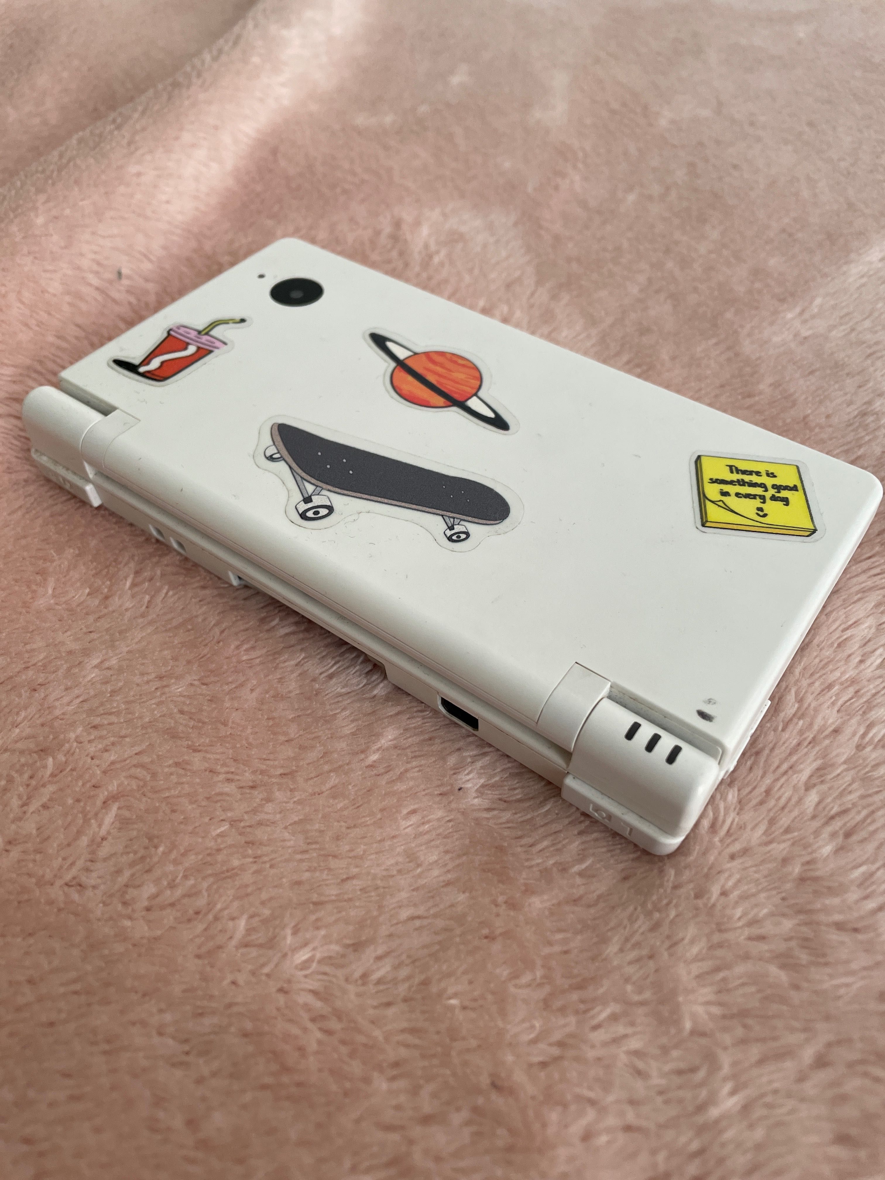 Vendo Nintendo DSI desbloqueada todos os jogos