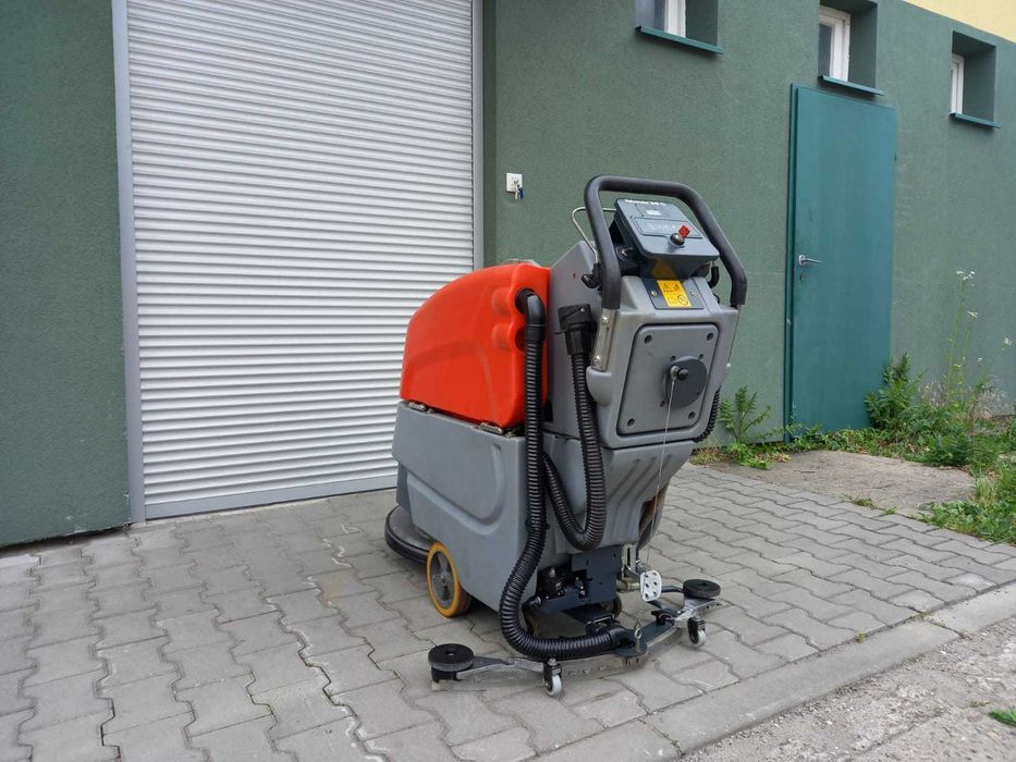 Szorowarka z trakcją Hako B 45 CL TB510