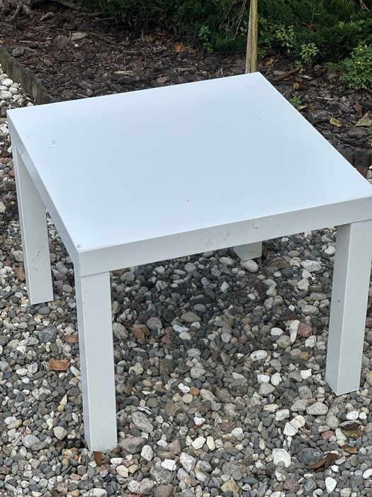 Zestaw stoli Ikea i drewniane krzeslko królik