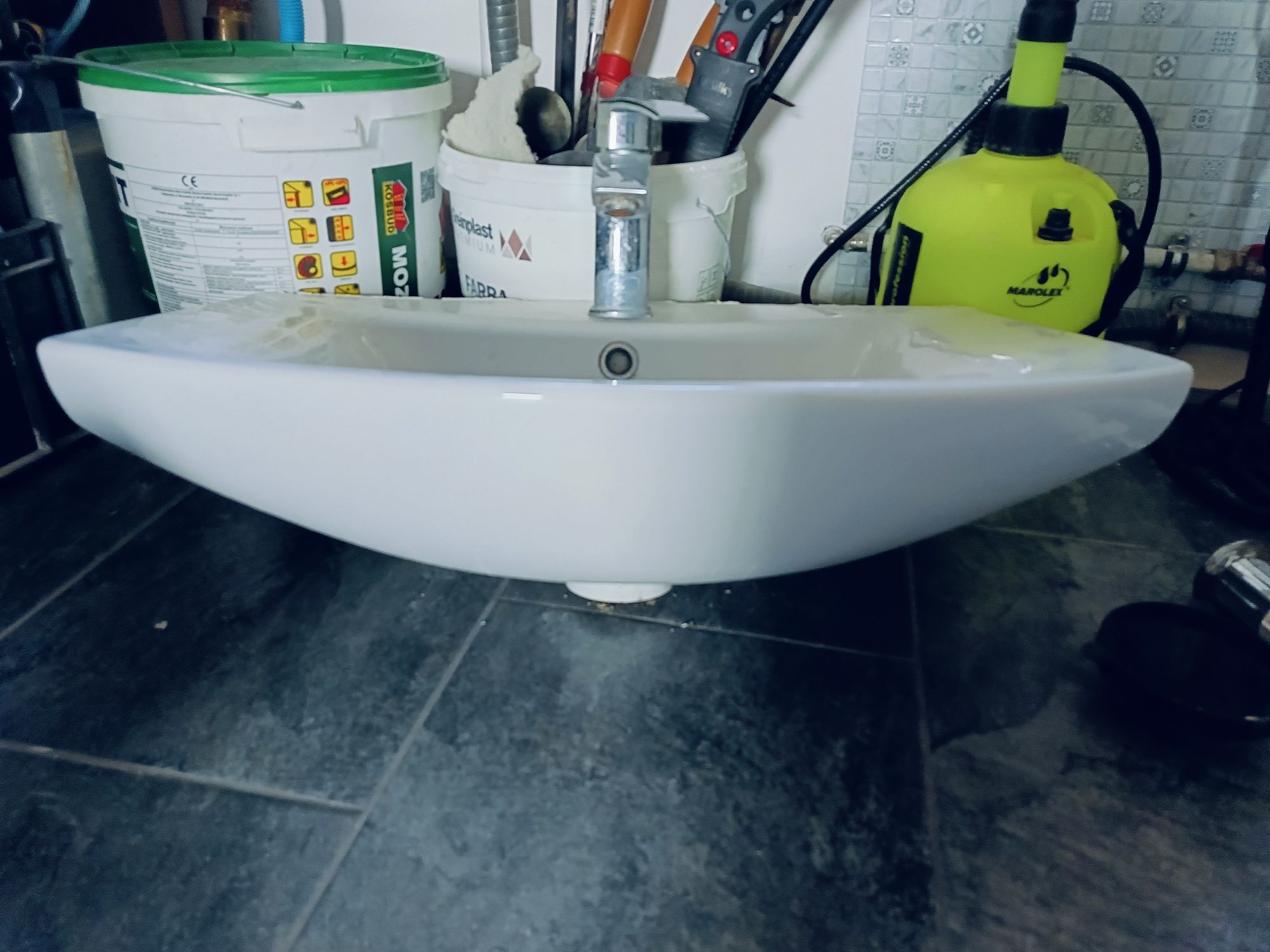 Umywalka łazienkowa Cersanit 64 cm z kranem