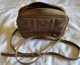 Mala mini Calvin Klein bege