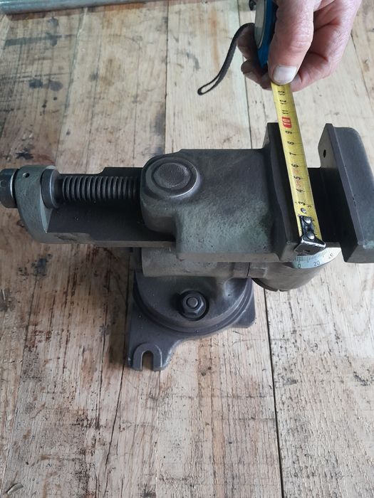 Продам повортні тиски Німеччина.