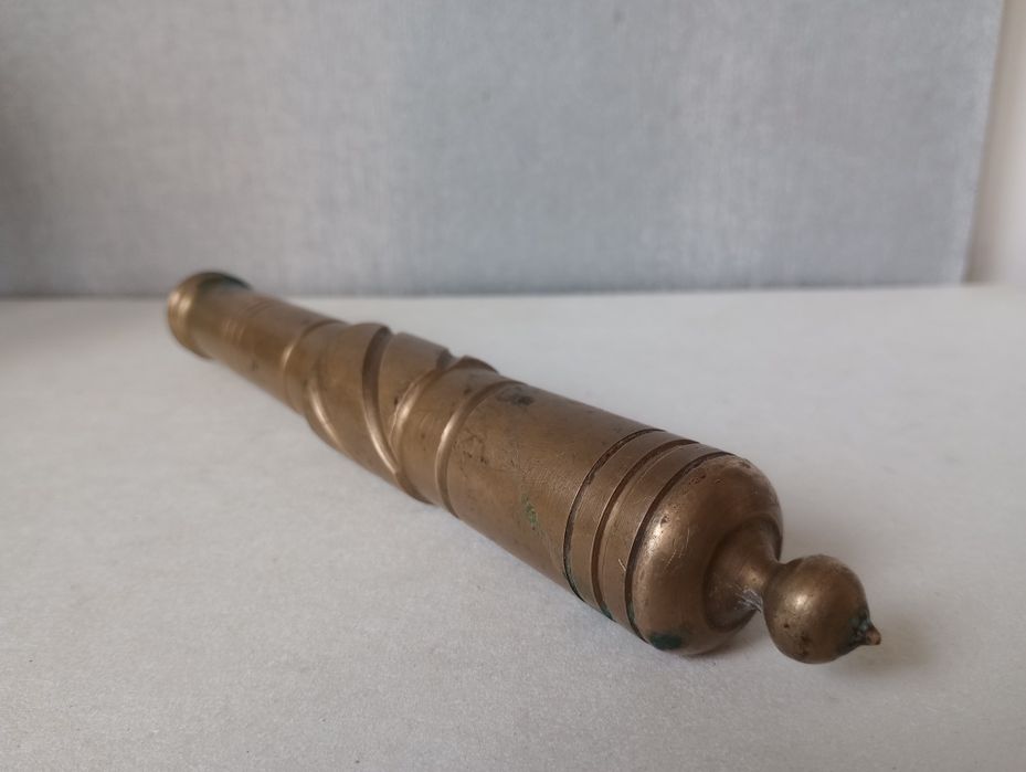 Mosiężne małe działko. Lufa armatnia