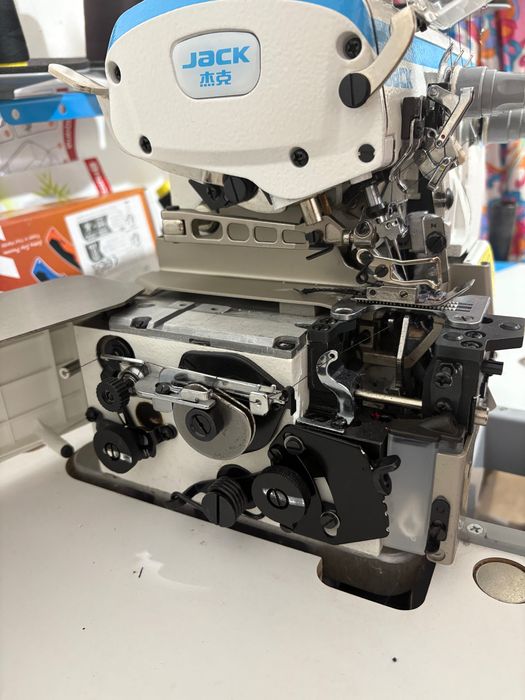 Máquina de costura cose e corte Jack E4s