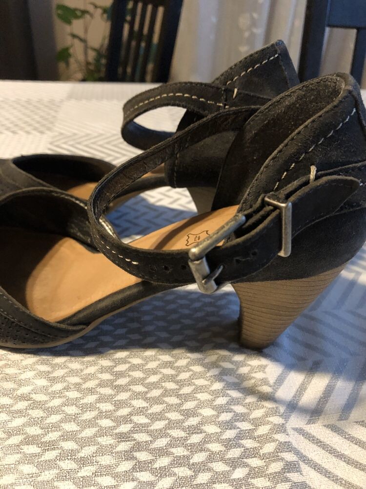 Buty na obcasie z zamszu / irchy rozm. 39