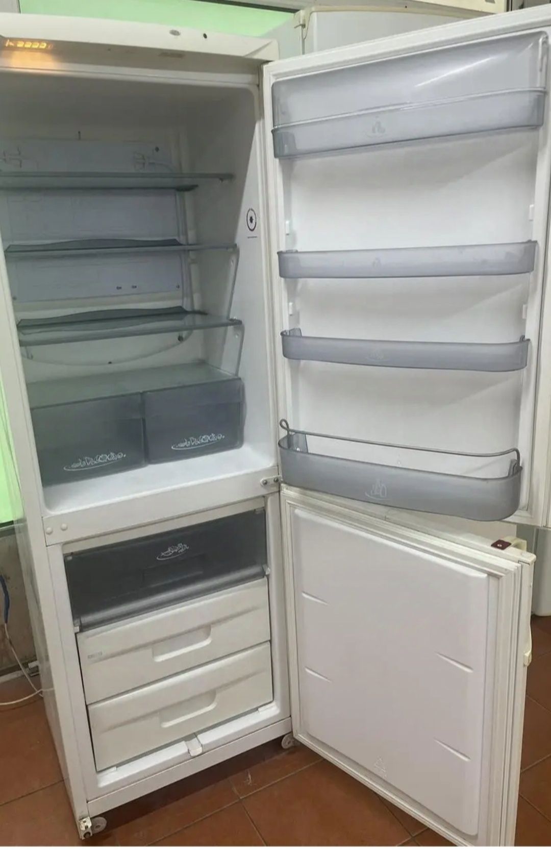 Продам холодильник Snaige