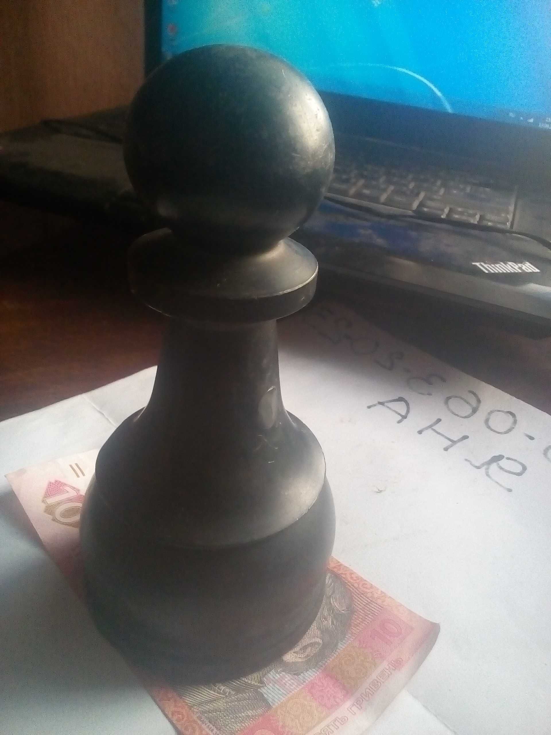 Пешка шахматная большая.