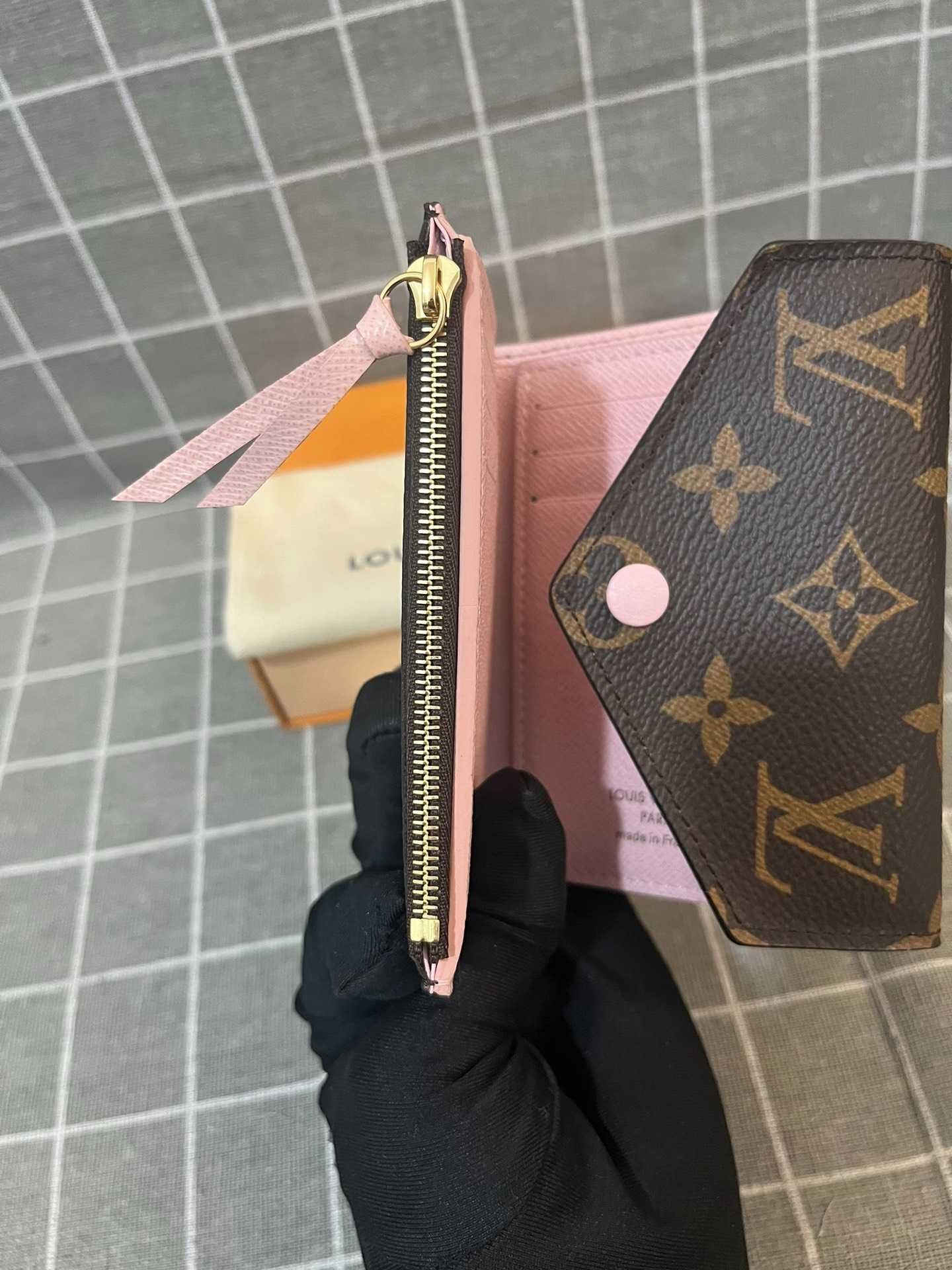 Nowe LV Louis Vuitton Victorine Mały portfel Różowy przycisk
