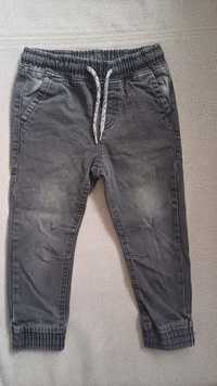 Czarne chłopięce spodnie jeansowe r. 104