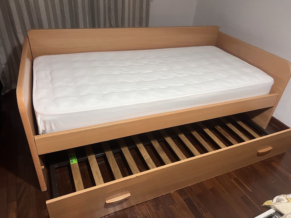 Duas camas com cama auxiliar + colchões incluídos