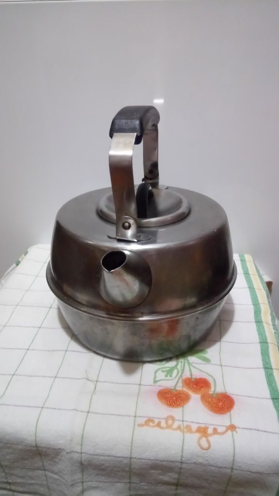 Чайник  из нержааеющей стали.