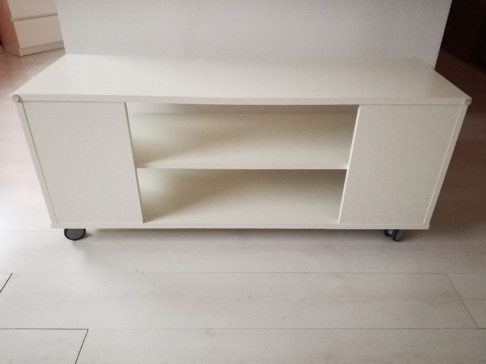 Stolik na kólkach pod telewizor Ikea