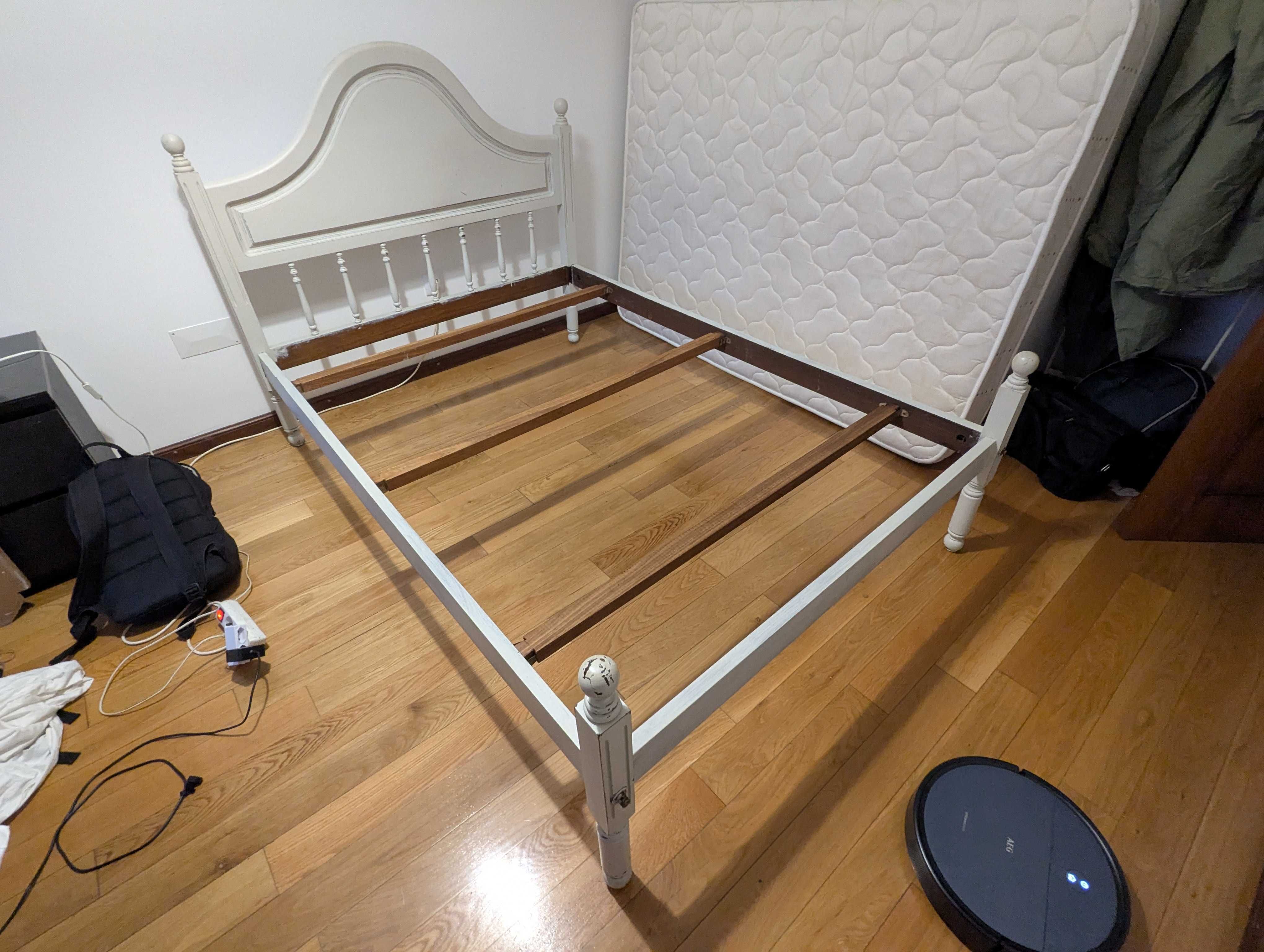 Cama (com possibilidade de colchão) 1.40m
