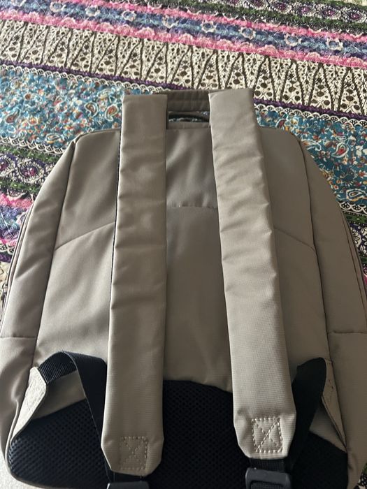 Mochila em tons terra