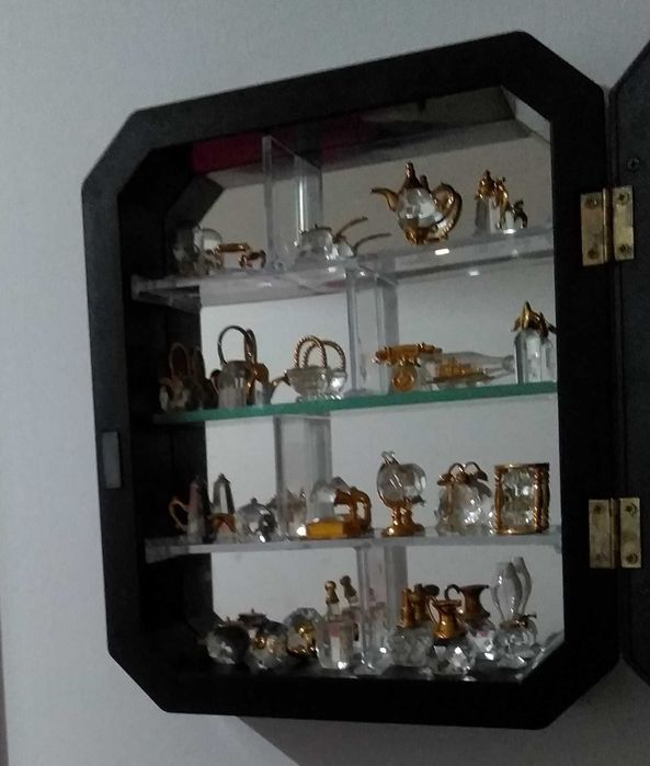 Coleção de miniaturas em cristal e dourado