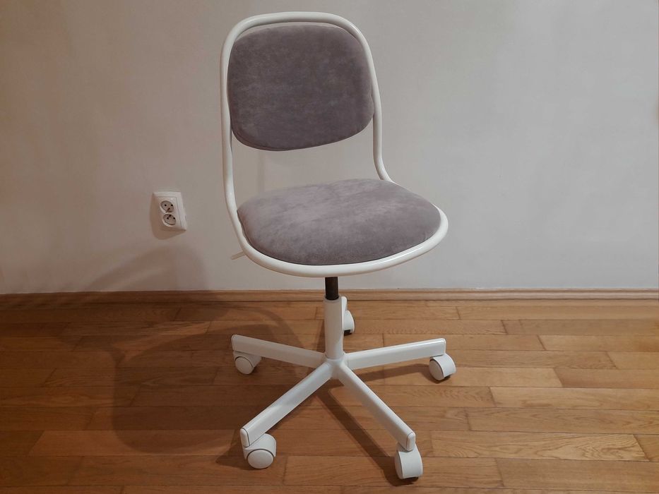 Dziecięce krzesło biurowe obrotowe z regulacją wysokości prawie nowe