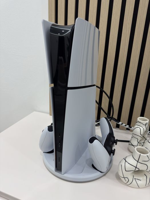 PS5 Digital Slim 1TB + 2 Comandos + Suporte vertical com LED