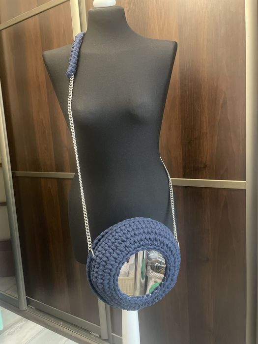 Recznie szydelkowana torebka z lustrzaną bazą.