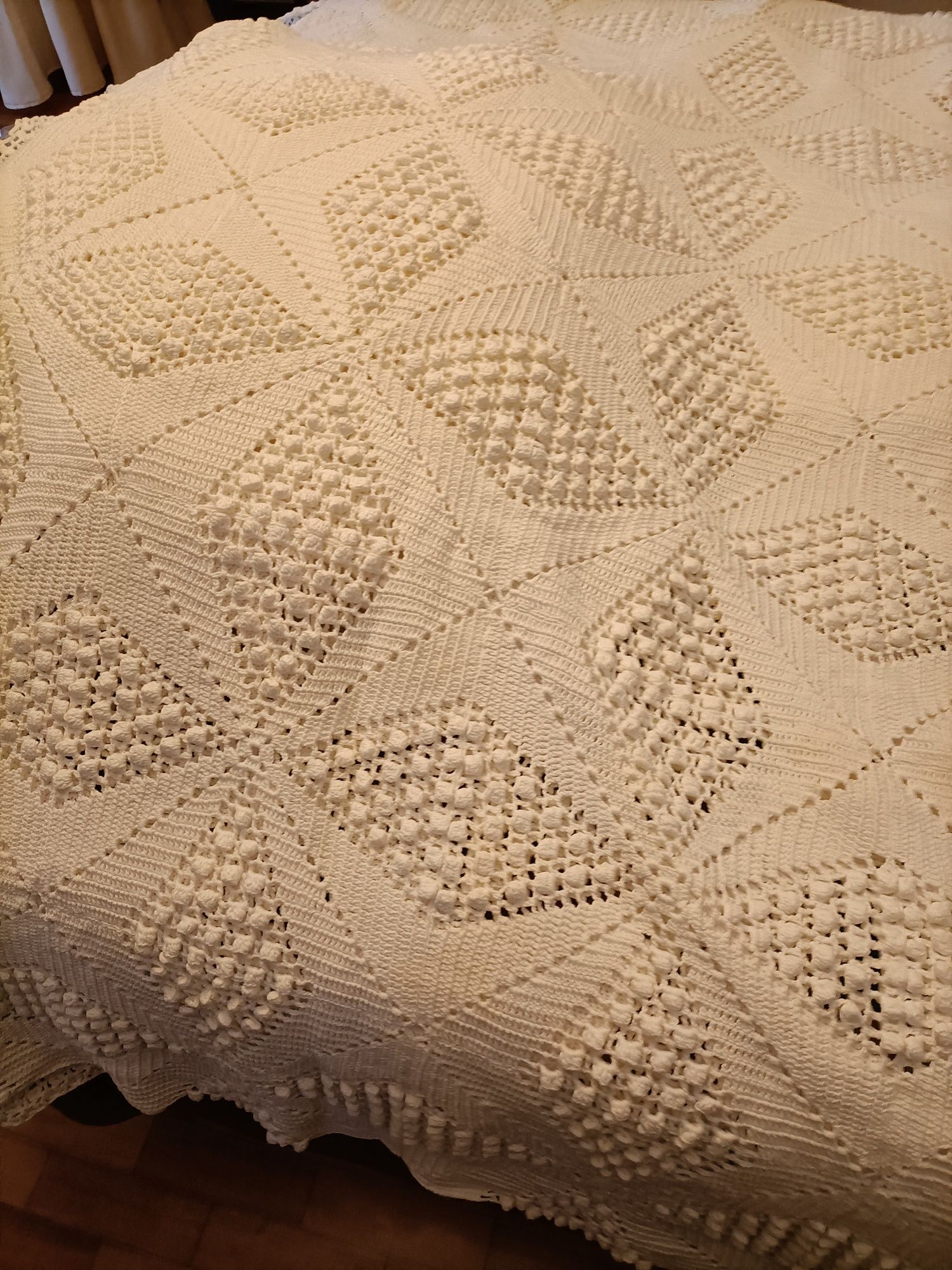 Renda e Linho - Colchas, brancas,de cama feitas á mão