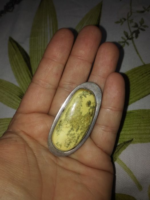 Ciężka masywna duża broszka srebro i mleczny bursztyn