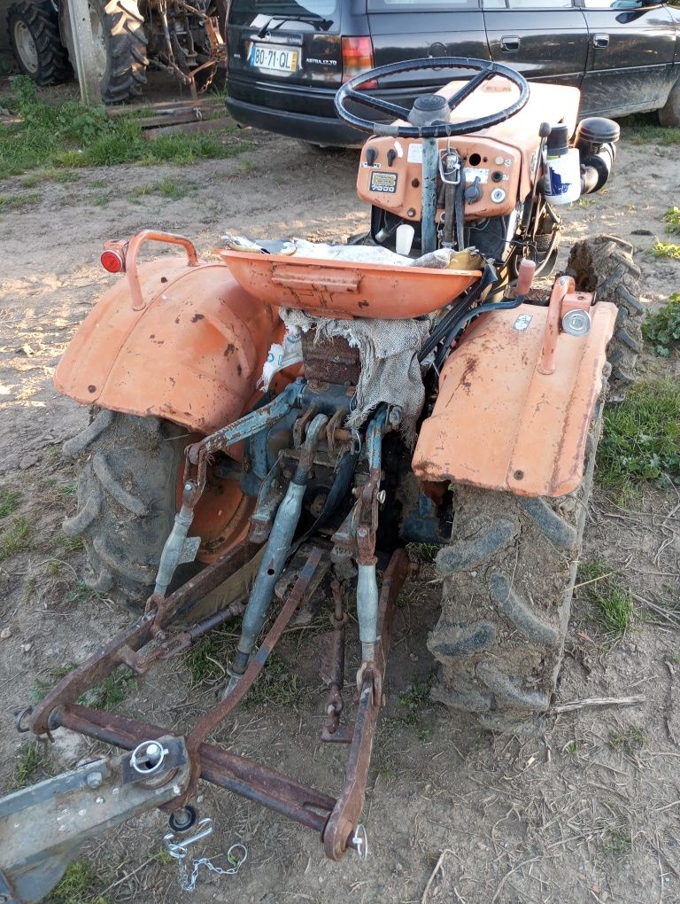 Trator Kubota B7000