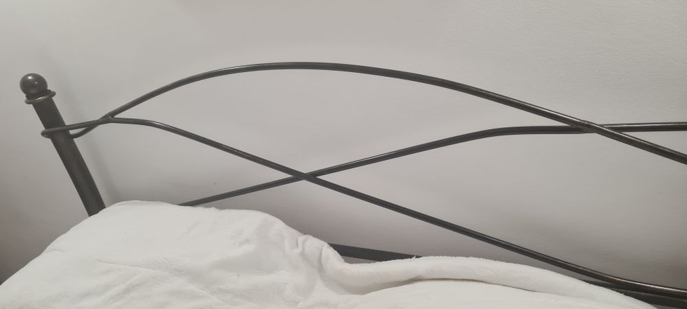 Cama de Casal, em ferro, quase nova, com colchão e cobertor