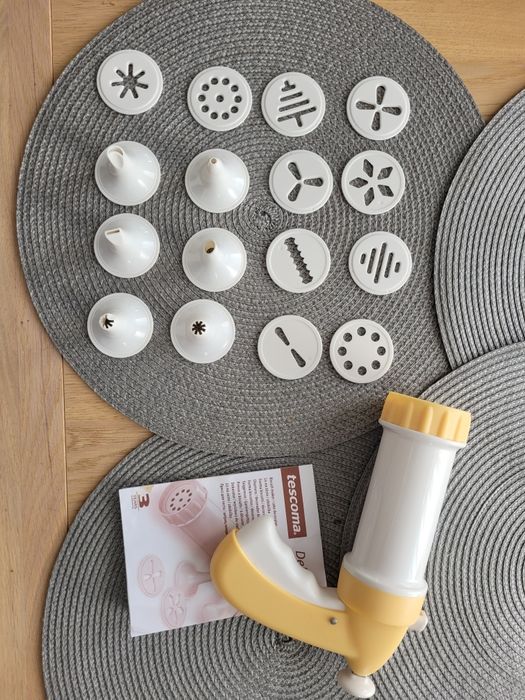 Dekorator do ciast, tortów i ciasteczek + zestaw dysz i krążków cukier