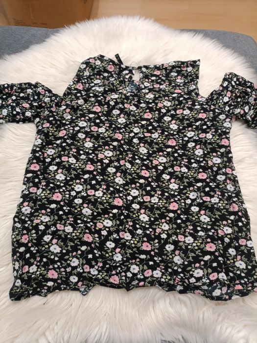 Elegancka bluzka czarna w kwiatki z odkrytymi ramionami house m