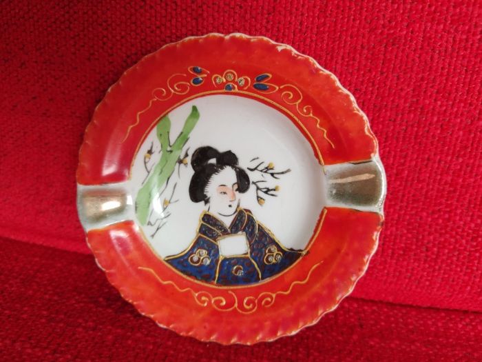 Cinzeiro porcelana japonesa pintado c/ relevo em latão