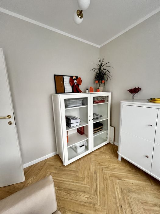 Biała witryna przeszklona komoda ze szkłem