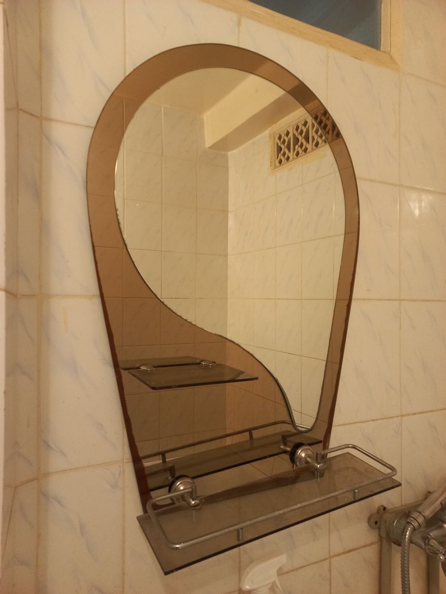Зеркало с полочками в ванную