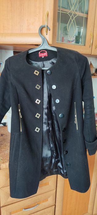 Пальто жіноче чорного кольору