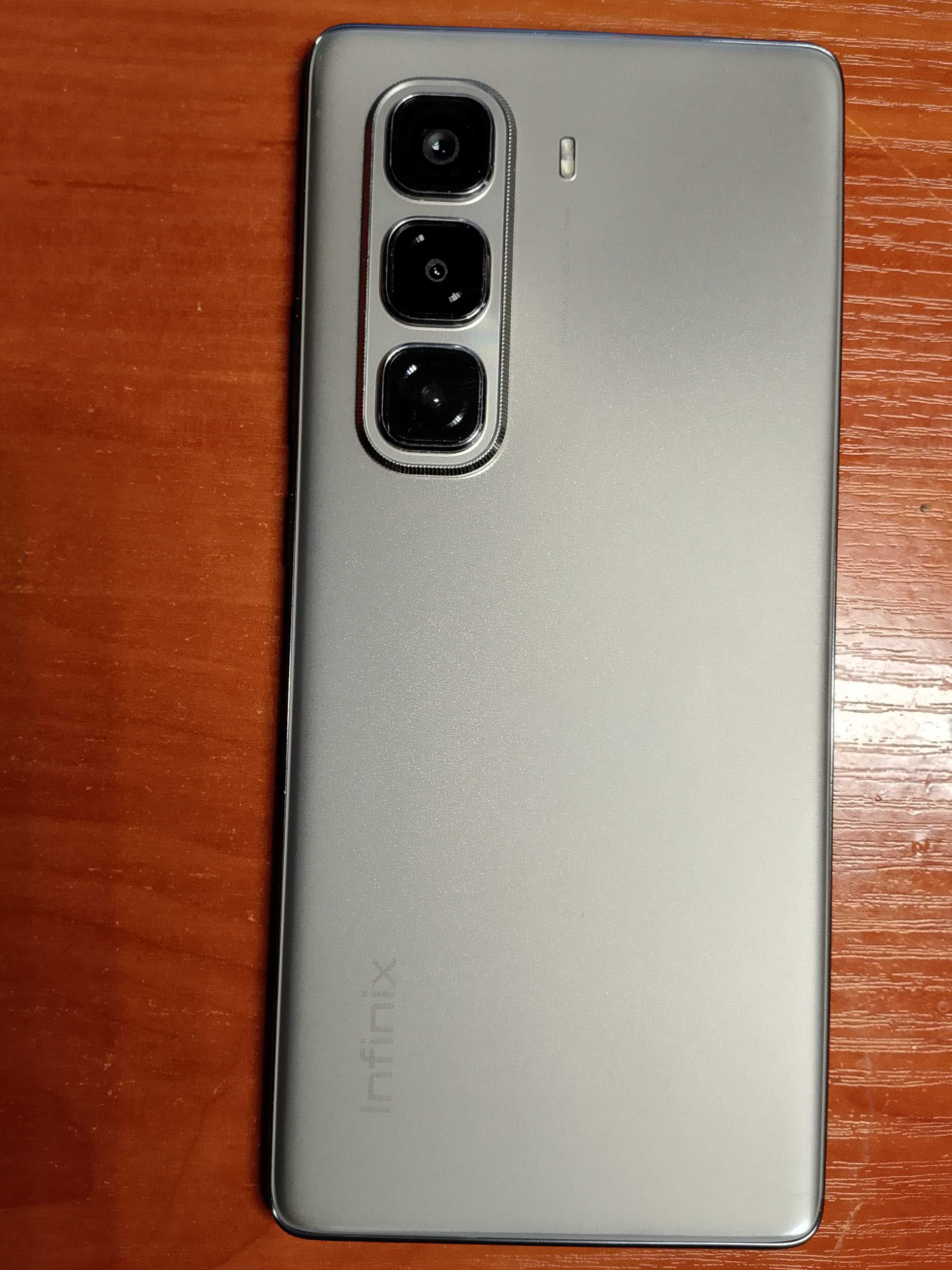 Продам полностью рабочий  телефон Infinix Hot 50 Pro Plus