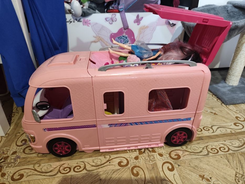 Kamper Marzeń  Barbie + 6 sztuk lalek barbie