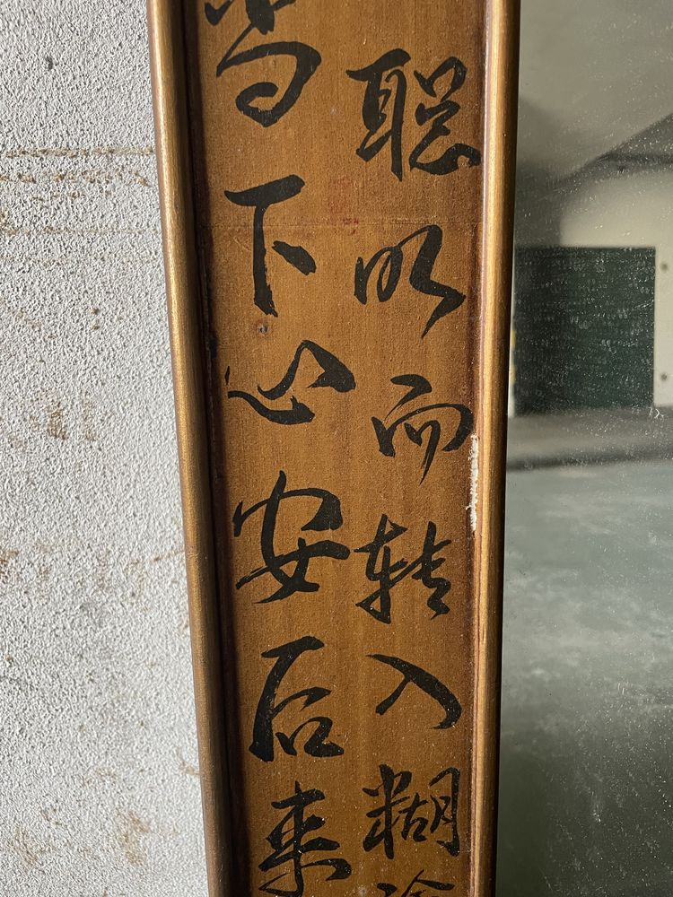 Espelho com caracteres chineses pintados à mão