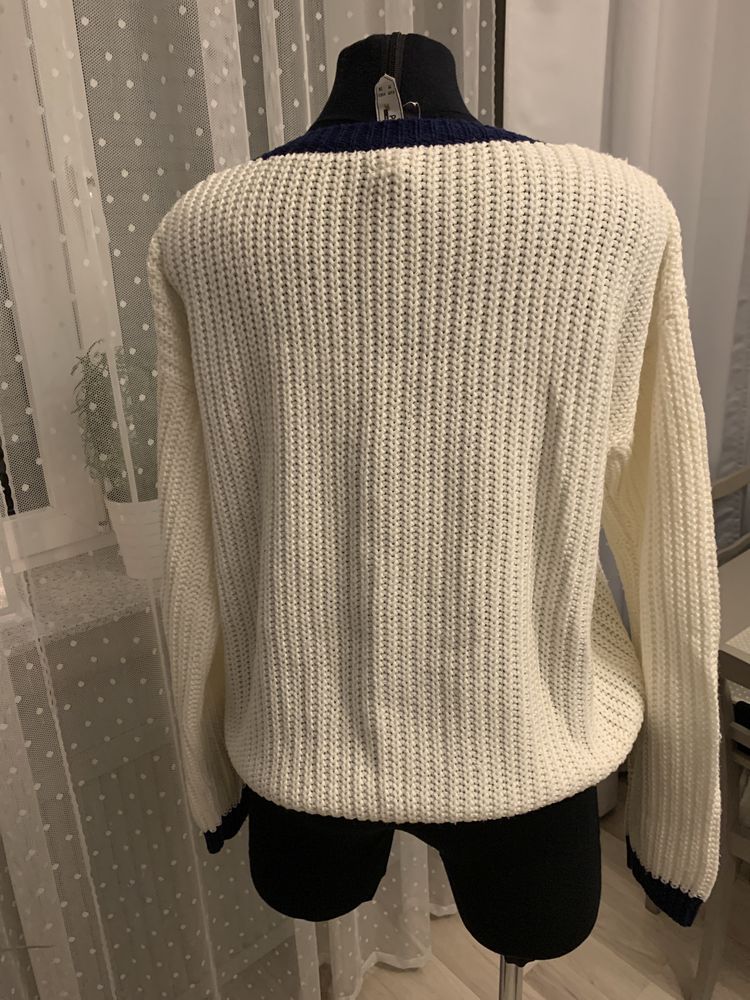 Sweter, Pull&Bear. M. 25 zł .