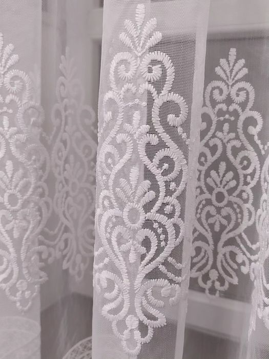 Тюль з ніжною вишивкою