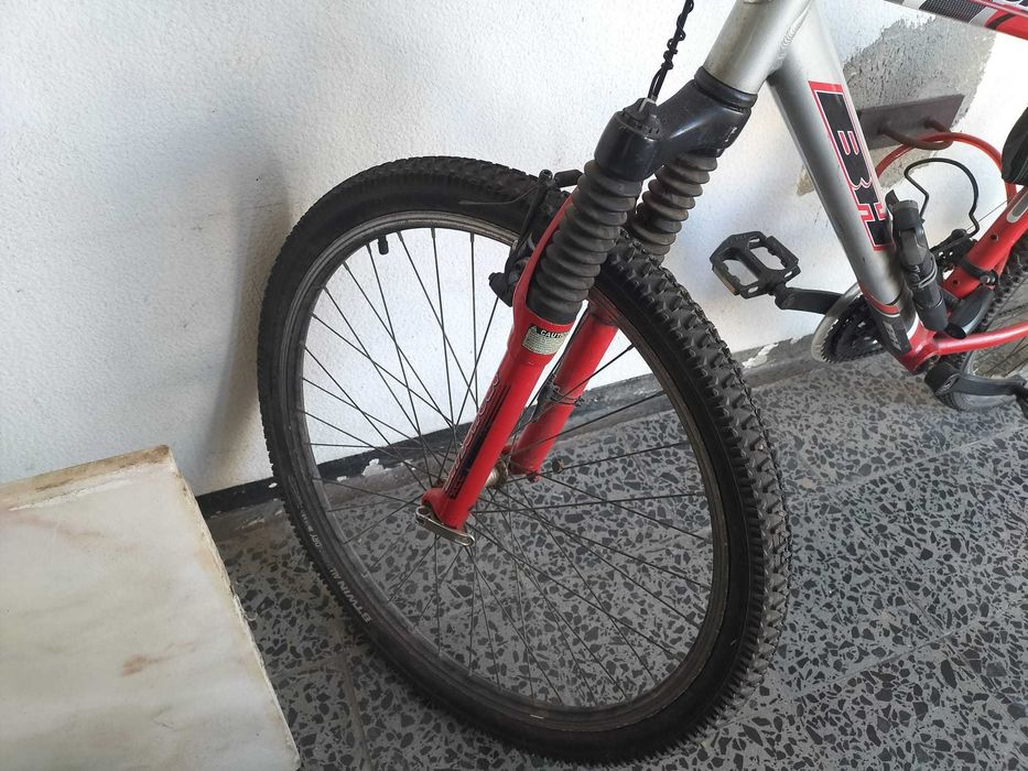 Bicicleta de estrada e montanha